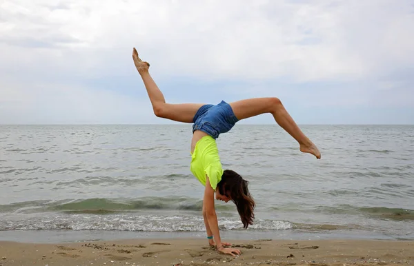 Юная Стройная Девочка Подросток Выполняет Упражнения Художественной Гимнастике Ножницами Поднимая — стоковое фото