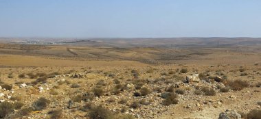 Avrupa ve Asya arasındaki Orta Doğu bölgelerinde birkaç kuru çalılık ve çok sıcak kayalarla çölün boşluğunun inanılmaz manzarası.