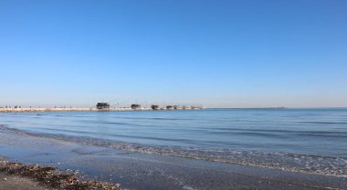 Sahilin kıyısında gelgitte ve kayalıklardaki İtalyan dilinde Trabucchi denilen ahşap evlerde.