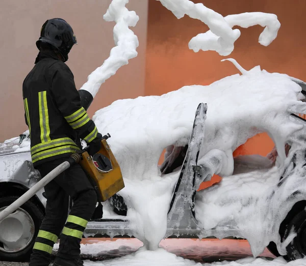 消防队用大量的白沫扑灭了被毁汽车的火 — 图库照片