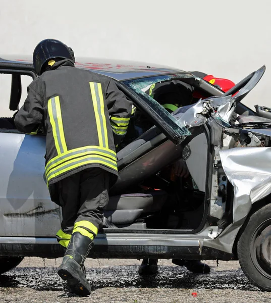 Hasičský Tým Akci Při Záchraně Zraněné Osoby Autonehodě — Stock fotografie