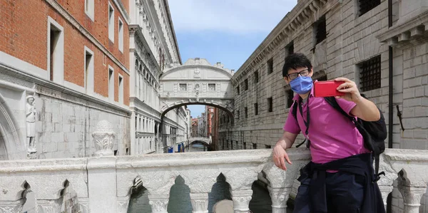 Jovem Turista Com Máscara Durante Bloqueio Veneza Itália Sul Europa — Fotografia de Stock