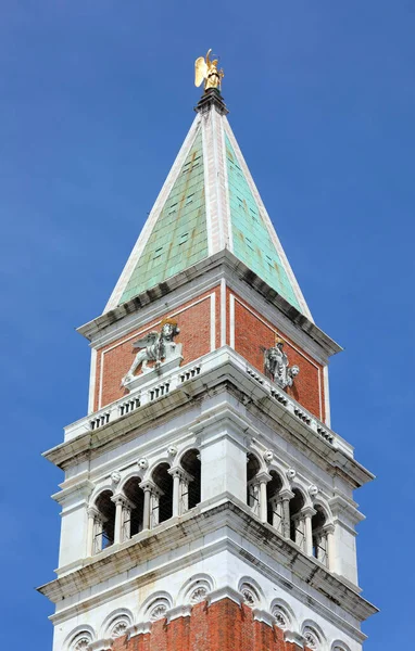 南ヨーロッパのイタリアのヴェネツィア島の聖マルコ鐘楼と背景の青空の詳細 — ストック写真