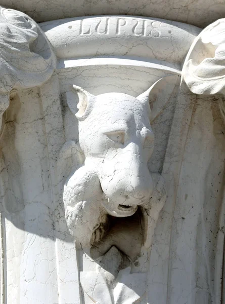 意大利 威尼斯 2020年7月13日 在公爵宫 Palazzo Ducale 印有拉丁文Lupus字样的狼嘴雕像 — 图库照片