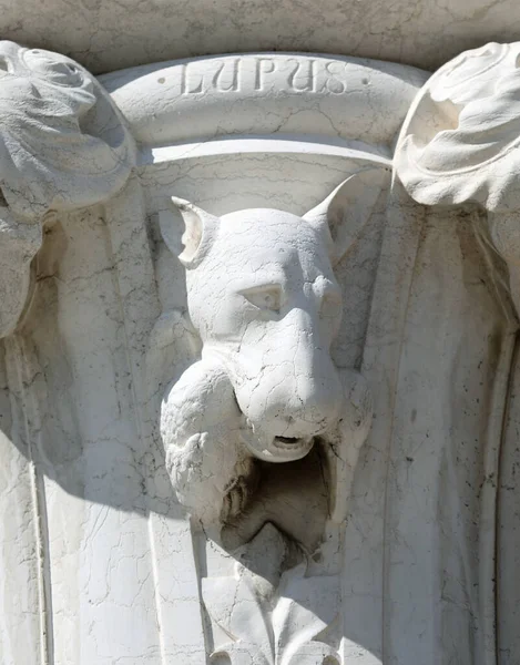 Статуя Волчьей Морды Надписью Lupus Колонне Древнего Итальянского Дворца — стоковое фото