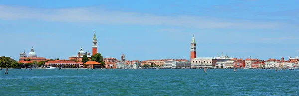 ロックダウン中にイタリア語とアドリア海でVeneziaと呼ばれるヴェネツィア島のパノラマ水平ビュー — ストック写真