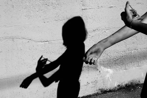 Dramática Sombra Negra Joven Tóxica Durante Iniciación Drogra Delgado Brazo — Foto de Stock