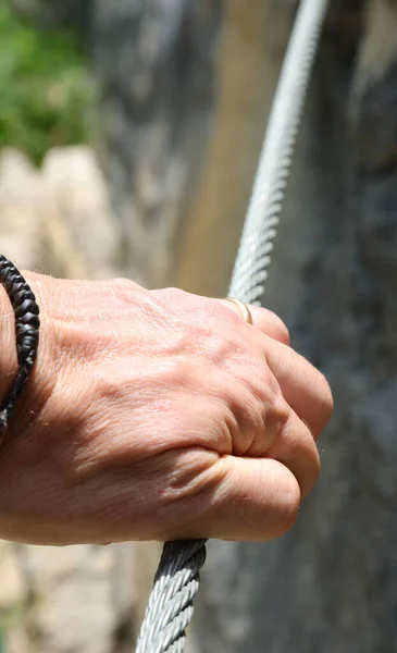 Hand Young Climber While Holding Tightly Steel Rope High Mountain — ストック写真