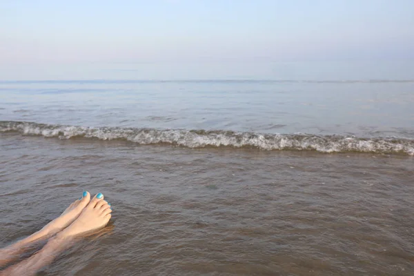 Две Ноги Женщины Ногами Лаком Ногтей Время Отдыха Море Летом — стоковое фото
