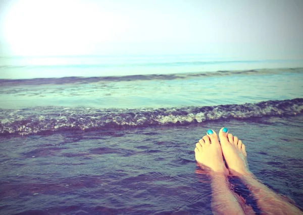 Legs Young Woman Nail Polish Water Sea Old Toned Effect — Stockfoto