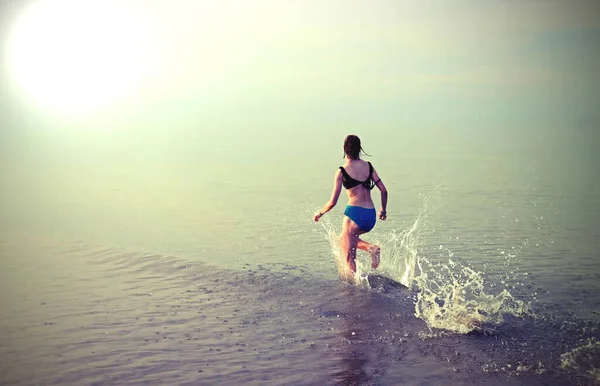 Young Girl Runs Sun Summer Sea Old Effect — Stock Photo, Image