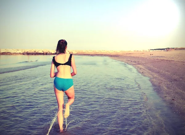 Young Slender Girl Runs Summer Sea Old Toned Effect — ストック写真