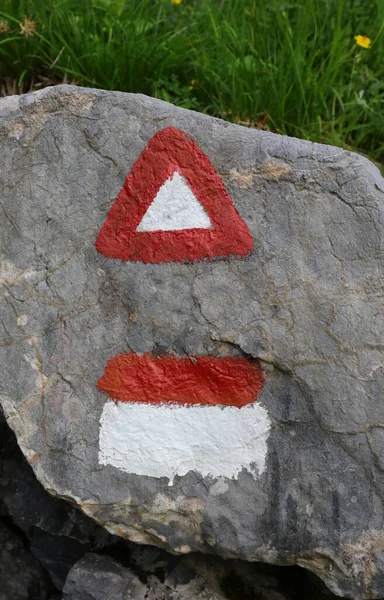 Twee Grote Driehoeken Een Andere Van Witte Rode Kleur Strepen — Stockfoto