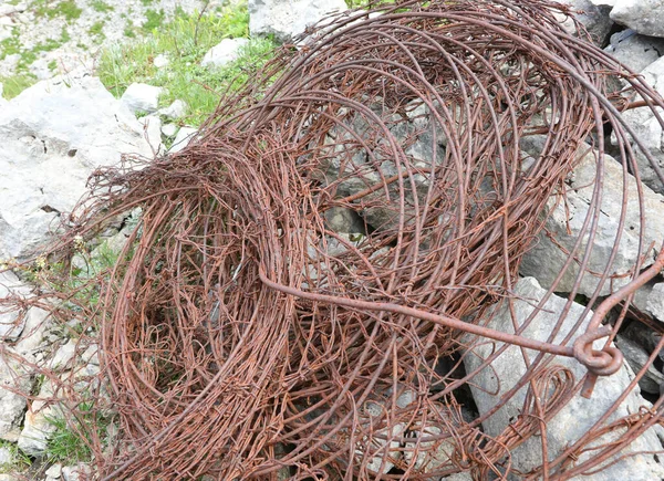 Tangled Skein Rusty Barbed Wire Used Defend Borders First World — Stock Photo, Image
