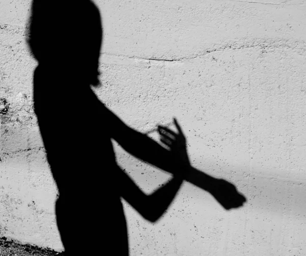 Shadow Wall Young Girl Injected Syringe Her Arm While Taking — ストック写真