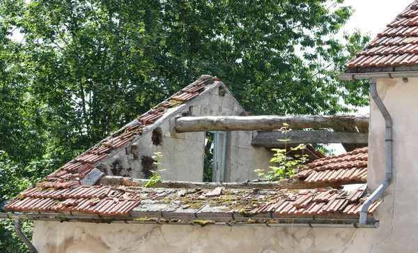 Roof Old House Completely Collapsed Due Lack Maintenance Earthquake — ストック写真