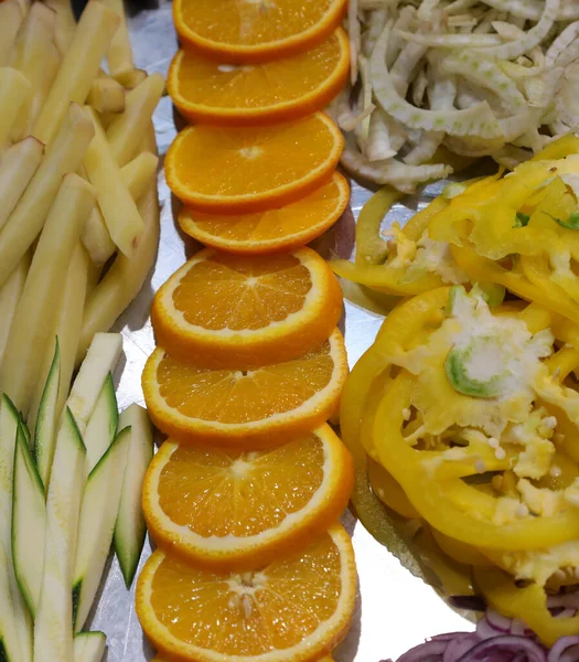 Restoran tepsisinde sebze ve portakal dilimleri ve vejetaryen spesiyaliteleriyle birlikte.