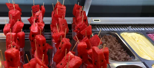 Veel Spiesen Van Rode Watermeloen Ijs Bar Teller Zomer — Stockfoto