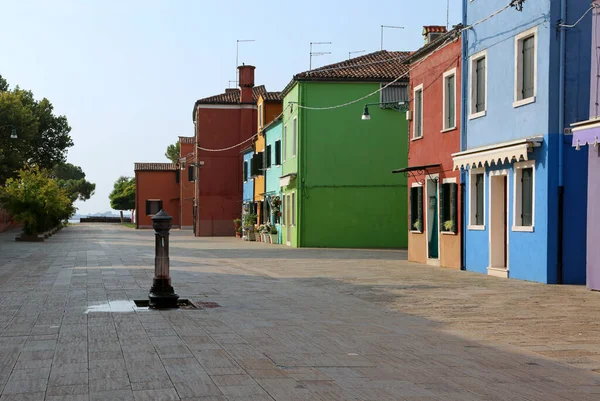 Pohled Ostrov Burano Blízkosti Benátek Barevnými Domy Fontánou Bez Lidí — Stock fotografie