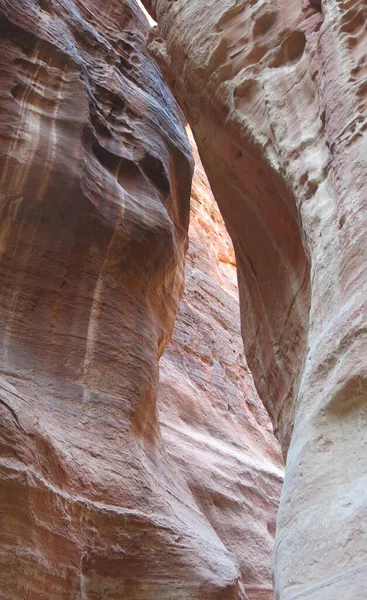 在没有人的情况下 从中东沙漠群山的红色岩石之间的峡谷里看到的令人联想起的景象 — 图库照片