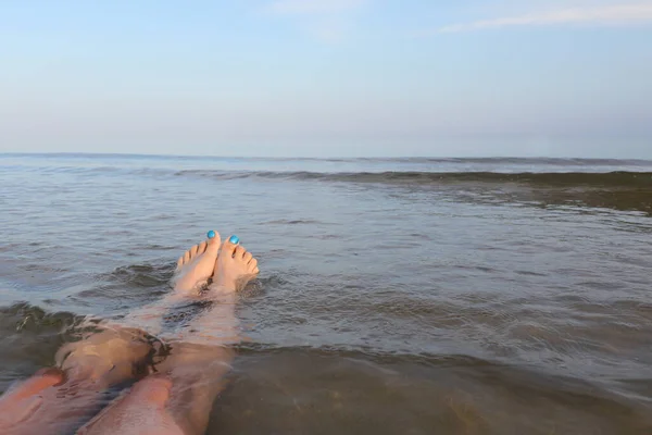Two Woman Legs Feet Nail Polish While Relaxing Sea Summer — Stock fotografie