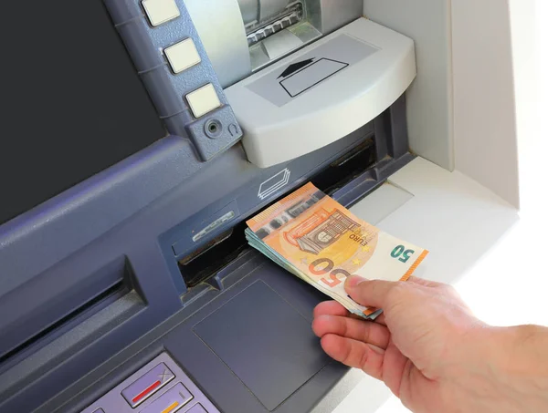 Automat Automatickou Pokladnu Evropě Při Distribuci Bankovek Euroměnou Rukou Člověka — Stock fotografie