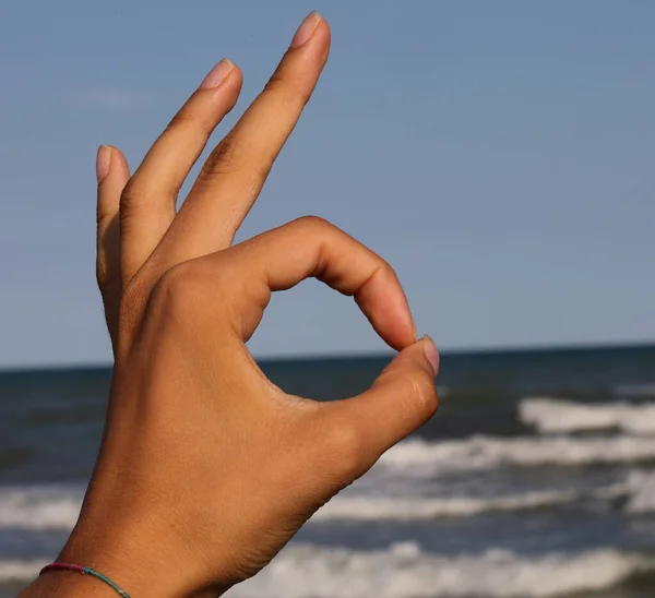 Jonge Meisjes Hand Tijdens Het Maken Van Symbool Door Zee — Stockfoto