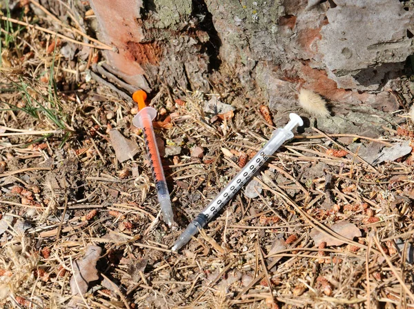 Két Fecskendő Amit Drogfüggők Használnak Elhagyatott Drogok Injektálására Nyilvános Parkban — Stock Fotó