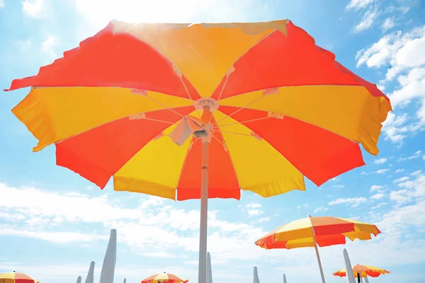 Під Великою Жовтою Помаранчевою Парасолькою Сонячному Пляжі Символ Літа — стокове фото