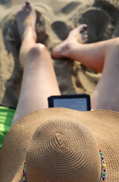 Kobieta Szerokim Słomkowym Kapeluszu Czytająca Booka Plaży Relaksująca Się Latem — Zdjęcie stockowe