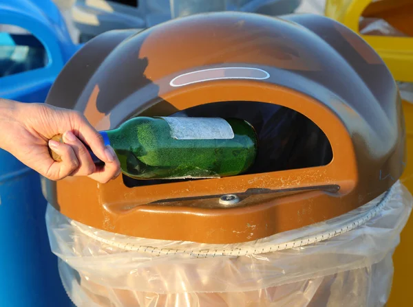 Egy Személy Keze Aki Eldobott Egy Használt Üvegpalackot Újrahasznosító Kukába — Stock Fotó