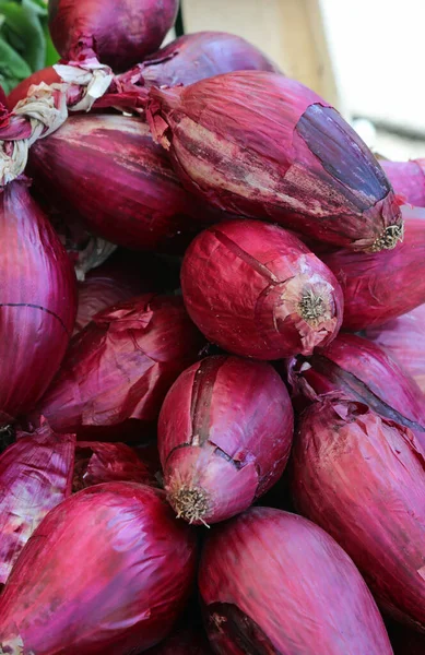 Ripe Red Onions Sale Fruit Vegetable Stalls Mediterranean City — Stok fotoğraf