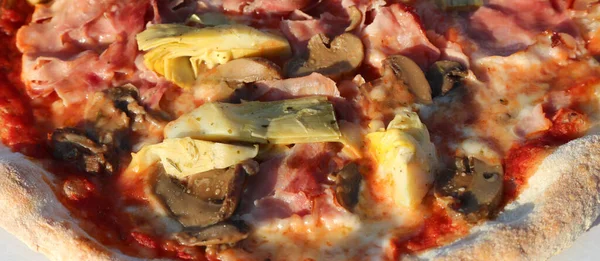 Pizza Called Italy Capricciosa Mushrooms Cooked Ham Artichokes Mozzarella Cheese — ストック写真