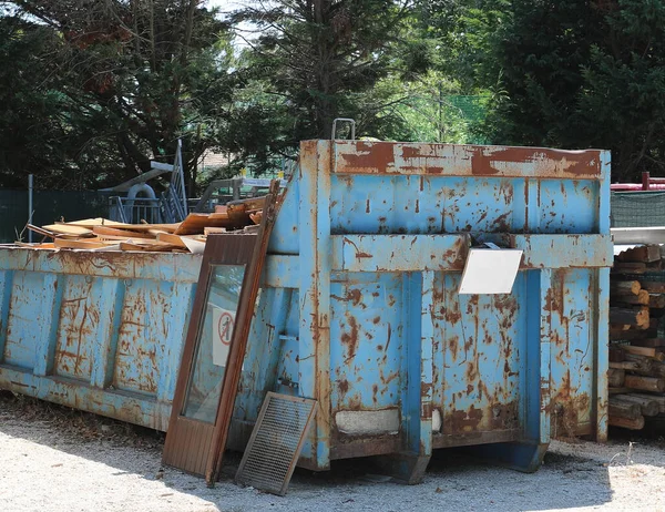 Großer Blauer Container Für Die Sammlung Von Holz Und Holzfensterrahmen — Stockfoto