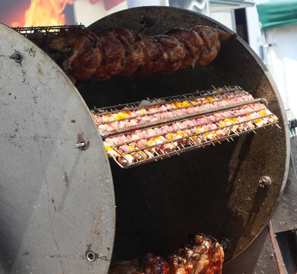 Gigantic Industrial Rotisserie Cooking Chickens Spit Meat Skewers Village Festival — ストック写真
