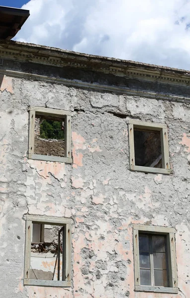 Four Windows Frames Completely Destroyed House Roof Abandoned — Photo