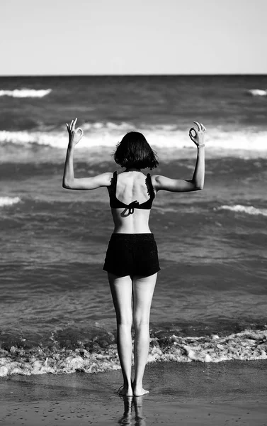 Girl Yoga Meditation Her Hands Makes Symbol Summer Beach Sea — Stockfoto
