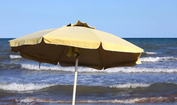 Yellow Umbrella Protect Yourself Sun Seashore Moved Waves Summer — Stock fotografie