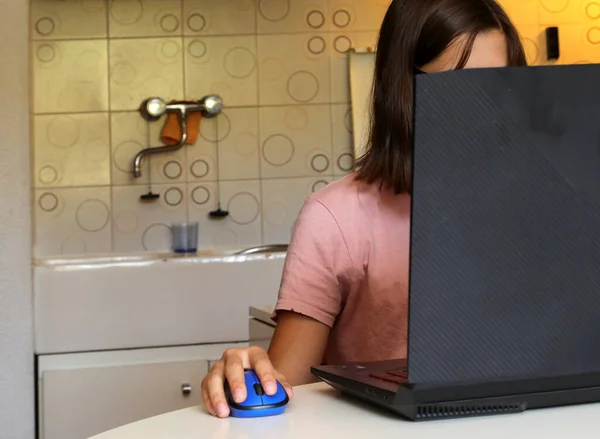Young Student Follows Lessons Connecting Remotely Mouse Laptop Kitchenette Table — ストック写真