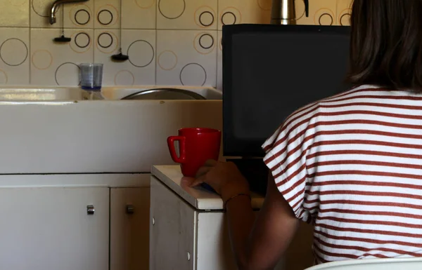 Young Secretary Connects Her Office Working Smartworking Laptop Kitchenette Table — Fotografia de Stock