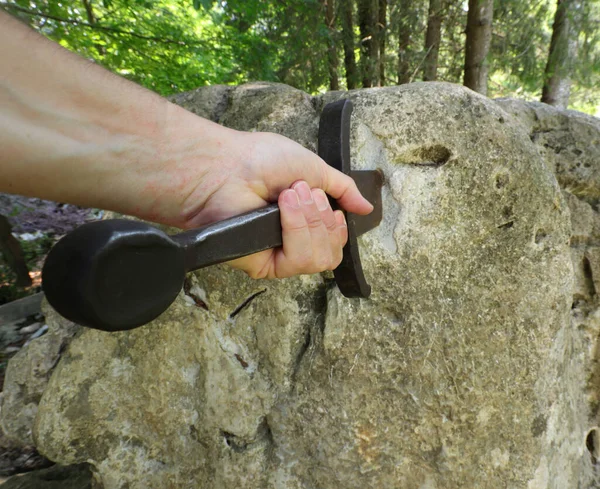 Man Who Tends Perform Legendary Feat Extracting Sword Stuck Rock — стоковое фото