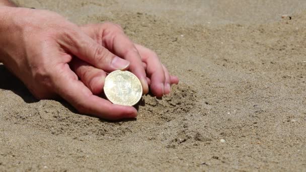 Ręka Osoby Trzymającej Złotą Monetę Dużym Symbolizującym Bitcoin — Wideo stockowe