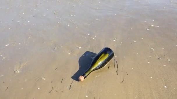 Fles Met Een Geheime Boodschap Gedragen Door Golven Van Zee — Stockvideo