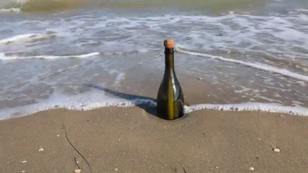 Fles Met Een Geheime Boodschap Gedragen Door Golven Van Zee — Stockvideo