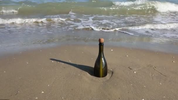 Bottle Secret Message Carried Waves Sea — Αρχείο Βίντεο