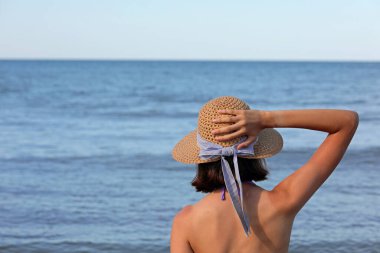 # Hasır şapkalı, genç, narin bir kız # # Teknesiz deniz kenarında #