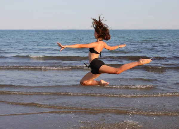 Athletic Girl Performing Difficult Rhythmic Gymnastics Jump Called Circle Jump — Foto de Stock