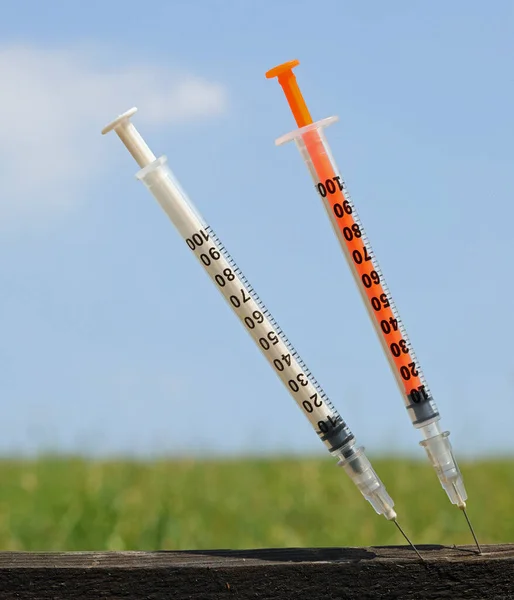 Twee Verlaten Spuiten Gebruikt Door Drugsverslaafden Drugs Injecteren — Stockfoto