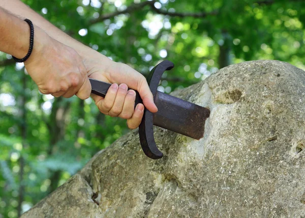 Ręka Rycerza Miecza Kamieniu Jak Legendzie Królu Arturze — Zdjęcie stockowe