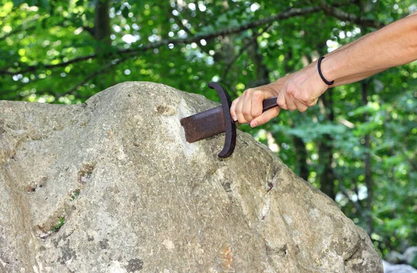 Potężne Ramiona Rycerza Próbują Wyciągnąć Miecz Kamienia Środku Lasu Drzew — Zdjęcie stockowe